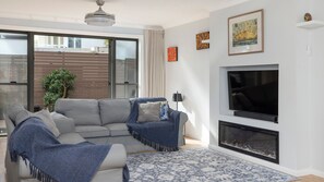 TV, fireplace - Tide and Tennis Retreat Nelson Bay (Nelson Bay)