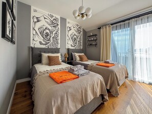 Tabla de planchar con plancha, wifi gratis y ropa de cama 