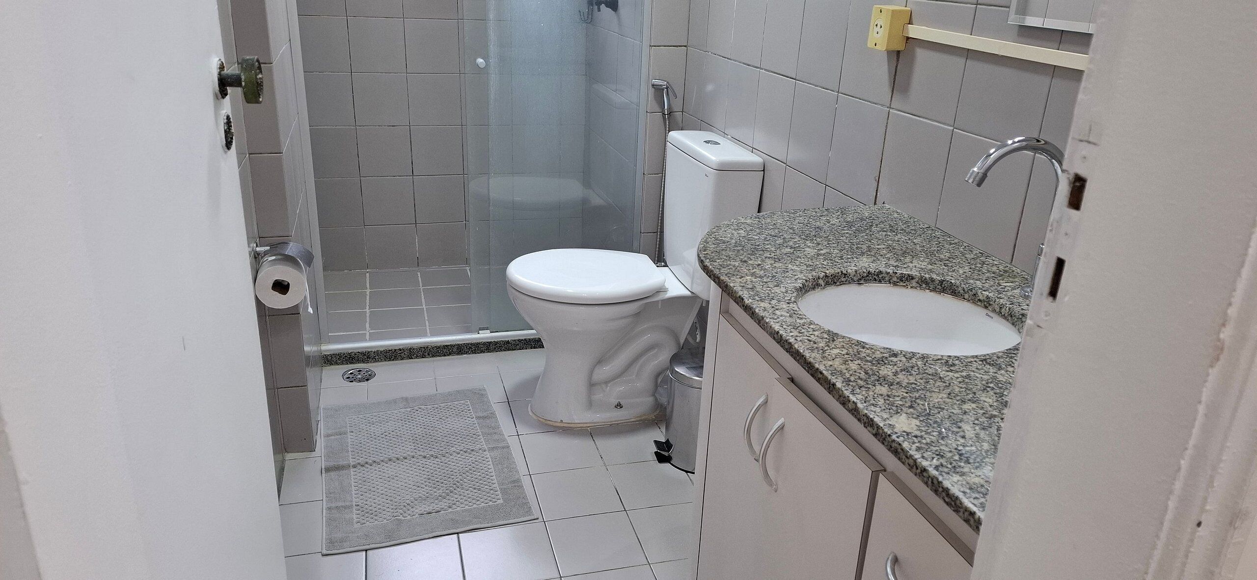 Basic Apartment | Bathroom | Shower