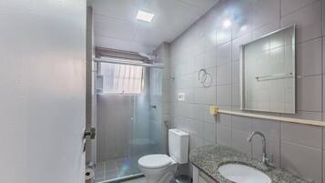 Apartamento básico | Banheiro | Chuveiro