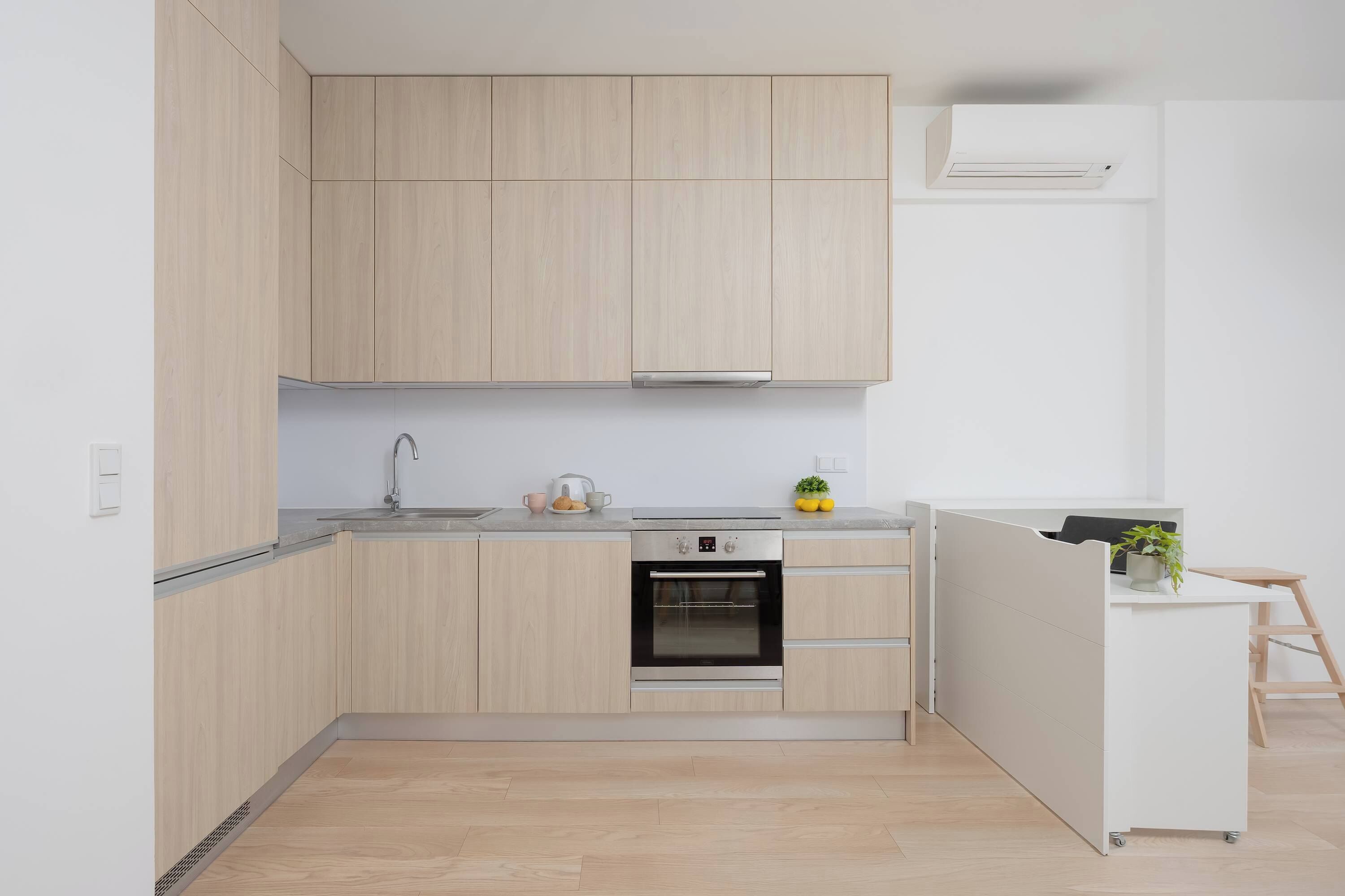 Jääkaappi, mikroaaltouuni, uuni, liesi