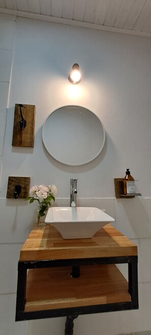 Classic Double Room | Bathroom | Soap, shampoo, toilet paper