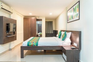 Deluxe Double Room | Iron/ironing board