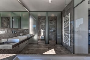 Dusche, Haartrockner, Handtücher