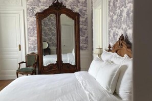 Room - House of Mailly - Charming bed and breakfast in the heart of Vienne (Châtellerault)