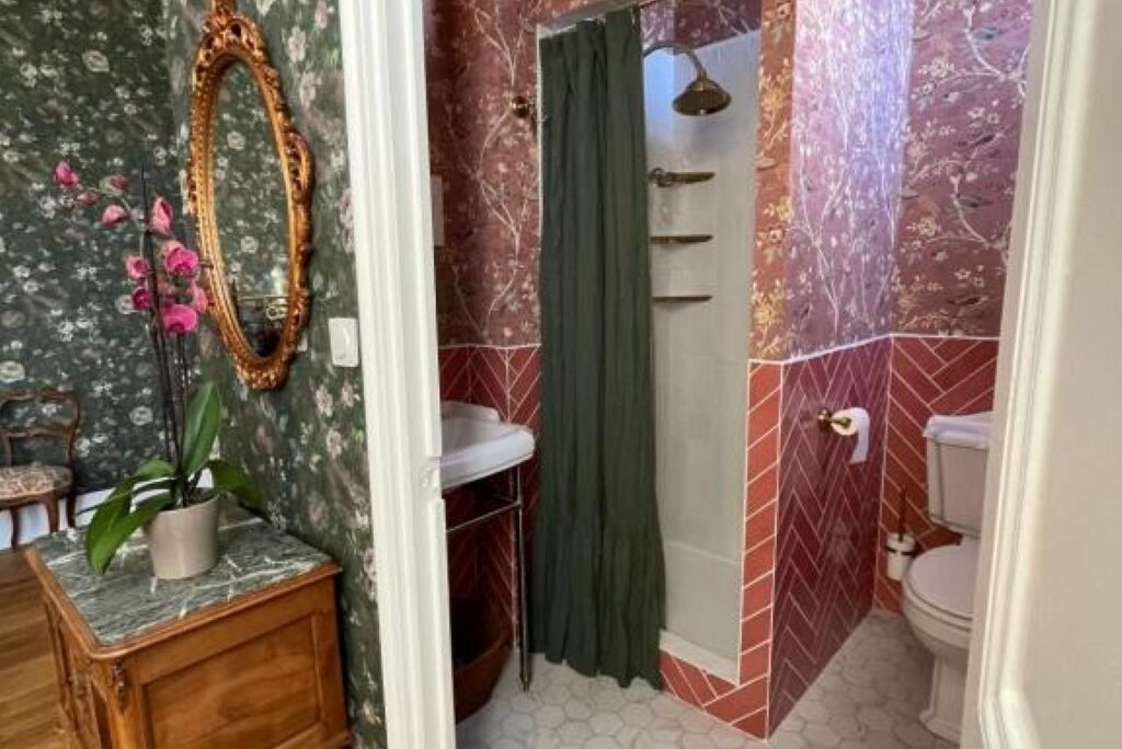 Douche, sèche-cheveux, serviettes fournies, papier toilette