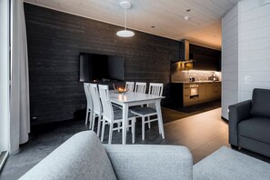 مكتب ومساحة عمل للكمبيوتر المحمول وستائر تعتيم وتجهيزات عازلة للصوت