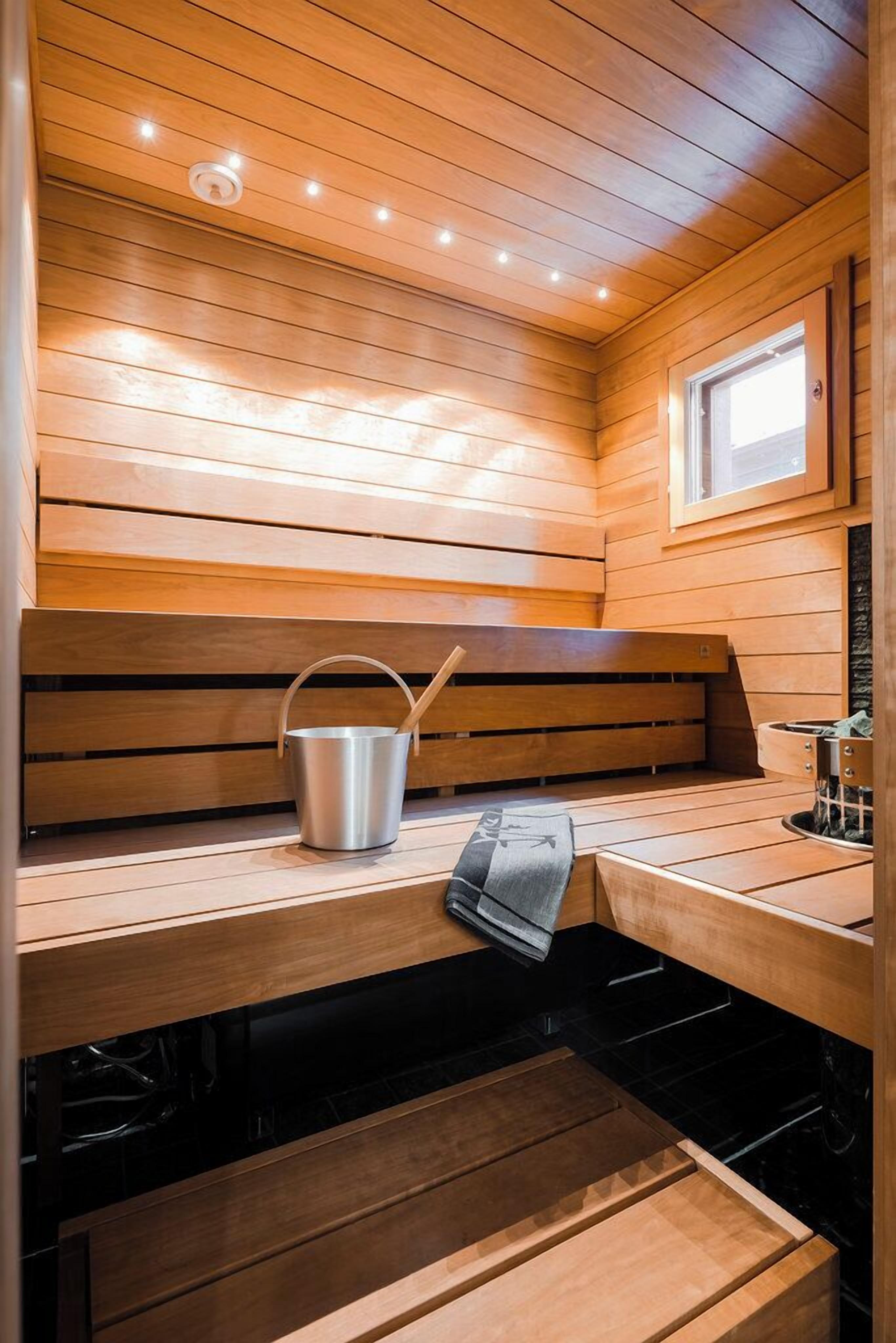 Escritorio, espacio para trabajar con laptop y cortinas blackout 