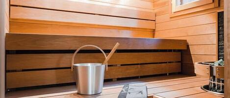 Escritorio, espacio para trabajar con laptop y cortinas blackout