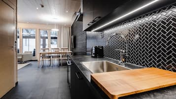 Escrivaninha, espaço de trabalho para notebook, cortinas blackout