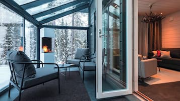 Escritorio, espacio para trabajar con un portátil, cortinas opacas