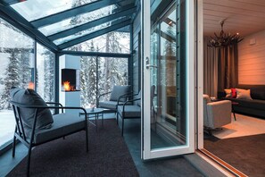 Escritorio, espacio para trabajar con un portátil, cortinas opacas