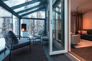 Escritorio, espacio para trabajar con un portátil, cortinas opacas