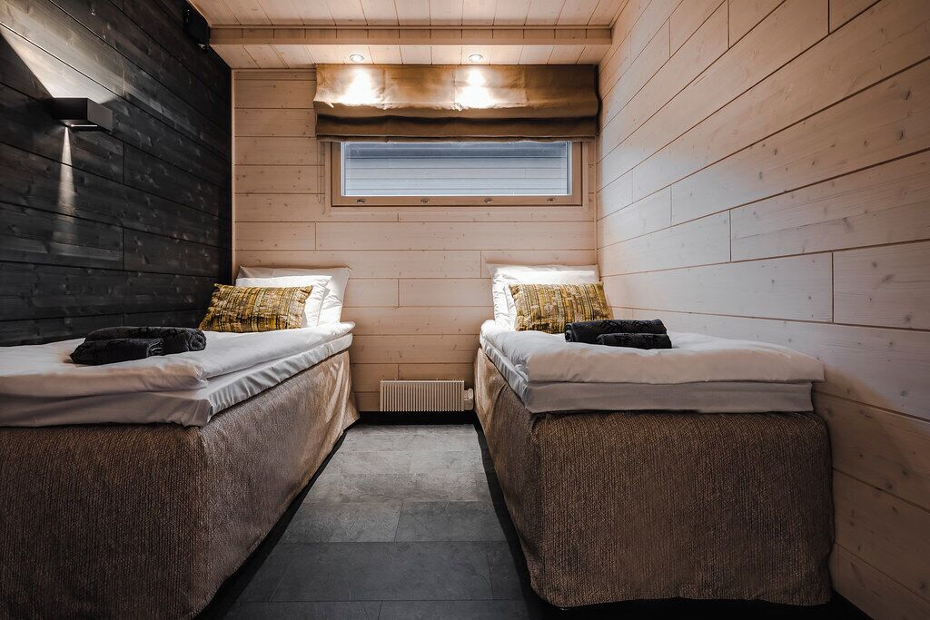 Meja, ruang kerja komputer riba, langsir/tirai gelap terus, kalis bunyi 