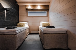 Skrivbord, arbetsyta för laptop, mörkläggningsgardiner och ljudisolering