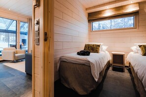 Työpöytä, kannettavalle tietokoneelle sopiva työtila, pimennysverhot