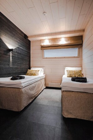 Desk, laptop workspace, blackout drapes, soundproofing - Parkside Pyhä (Pelkosenniemi)