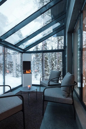 โต๊ะทำงาน, พื้นที่ทำงานแบบใช้แล็ปท็อป, ผ้าม่านกันแสง, ห้องเก็บเสียง