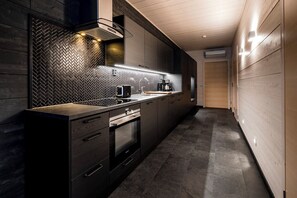 Desk, laptop workspace, blackout drapes, soundproofing - Parkside Pyhä (Pelkosenniemi)