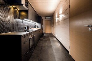 โต๊ะทำงาน, พื้นที่ทำงานแบบใช้แล็ปท็อป, ผ้าม่านกันแสง, ห้องเก็บเสียง