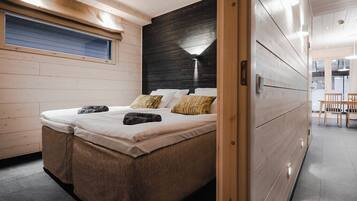 Escritorio, espacio para trabajar con laptop y cortinas blackout