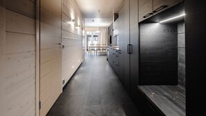 A modern kitchen with wooden cabinets and a dark countertop. - Parkside Pyhä (Pelkosenniemi)