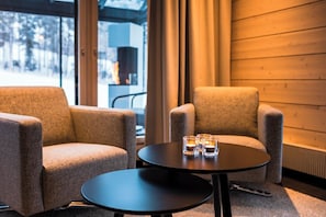 Työpöytä, kannettavalle tietokoneelle sopiva työtila, pimennysverhot