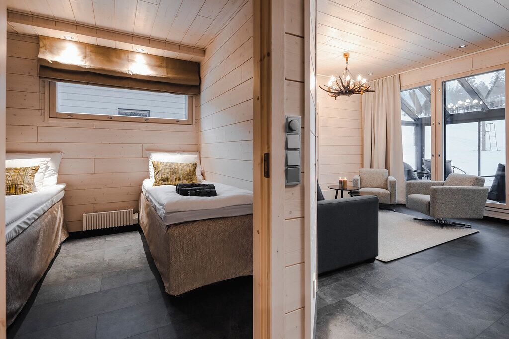 办公桌、笔记本电脑工作区、遮光窗帘、隔音