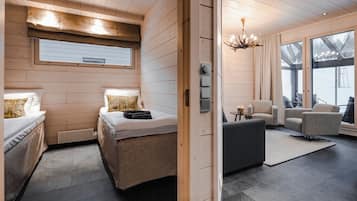 Meja kerja, ruang kerja ramah laptop, dan tirai kedap cahaya