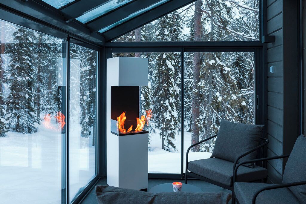 办公桌、笔记本电脑工作区、遮光窗帘、隔音