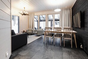 Työpöytä, kannettavalle tietokoneelle sopiva työtila, pimennysverhot