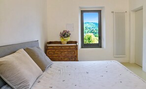 Tabla de planchar con plancha, wifi gratis y ropa de cama 