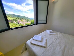 Ferros/tábuas de passar roupa, Wi-Fi de cortesia, roupa de cama