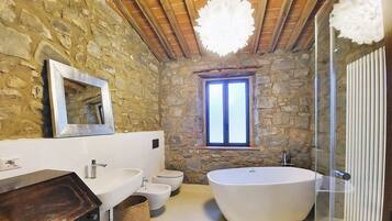 Doccia, bidet, asciugamani