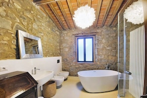Doccia, bidet, asciugamani