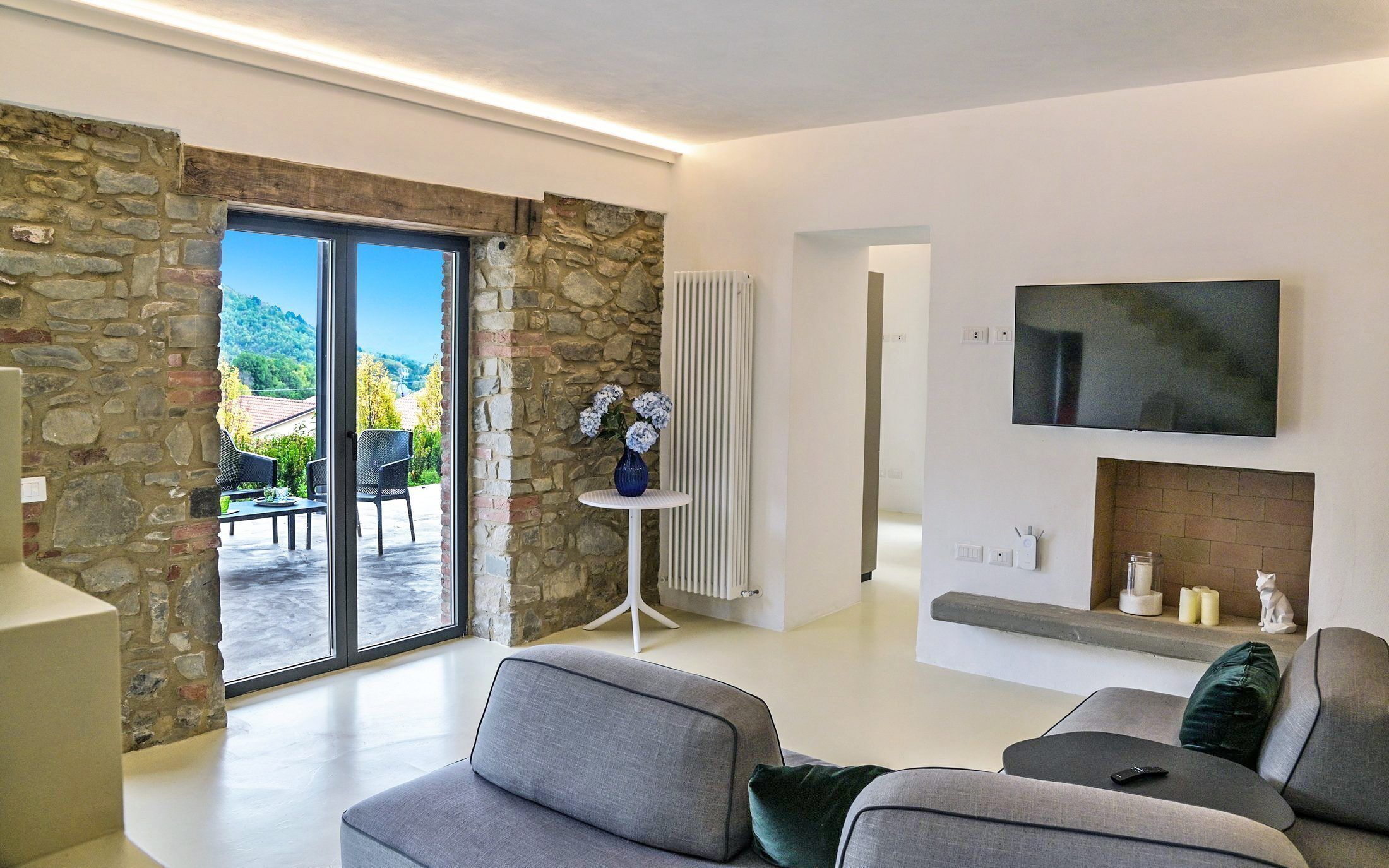 TV connectée, cheminée, table de tennis de table