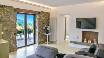 TV connectée, cheminée, table de tennis de table