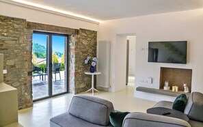 Smart TV, lareira, mesa de pingue-pongue