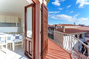 Outdoor dining - Apartment in Villa near the Sea, Wi-Fi and Air Conditioning, Sleeps 5 (Orosei)