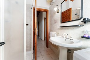 Shower, hair dryer - Apartment in Villa near the Sea, Wi-Fi and Air Conditioning, Sleeps 5 (Orosei)