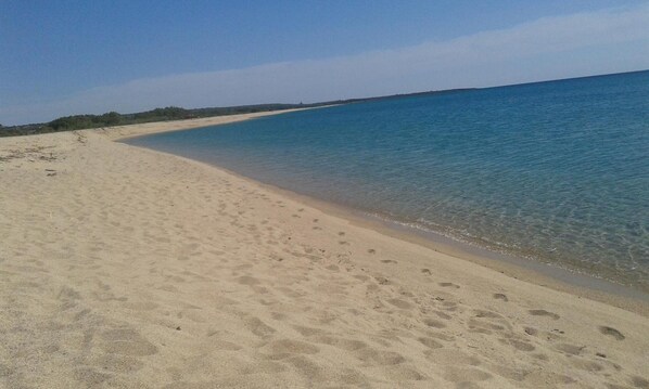 Una spiaggia nelle vicinanze