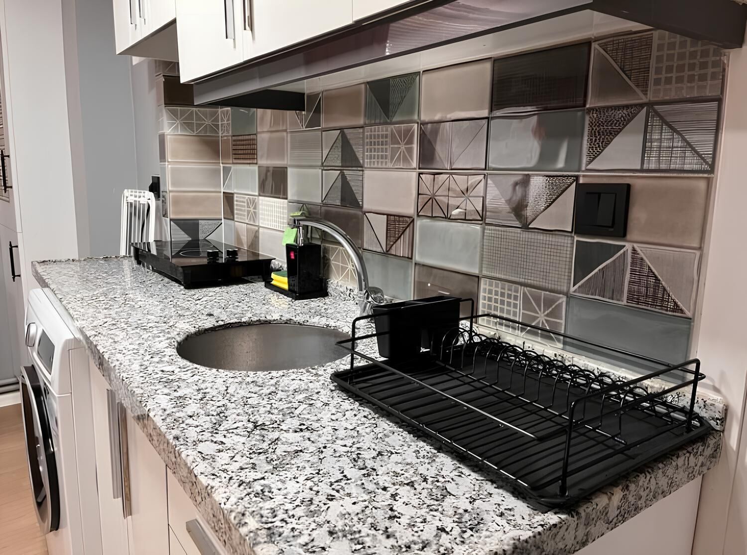 ثلاجة، موقد طهي مسطح، غلّاية كهربائية، مستلزمات طهي/أطباق/أوعية