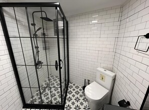 Shower, hair dryer, towels, soap - Deluxe King Suite in Taksim - No: 10 (Beyoglu)