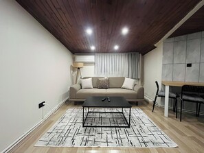 Smart TV - One-Bedroom Deluxe Apartment in Taksim - No: 13 (Beyoglu)