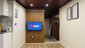 Um corredor com o logotipo do YouTube numa tela, painéis de madeira e piso de azulejos.