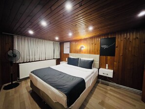 Desk, iron/ironing board, travel cot, free WiFi - One-Bedroom Deluxe Apartment in Taksim - No: 13 (Beyoglu)