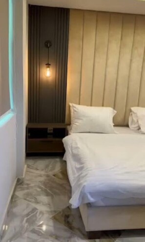 تجهيزات عازلة للصوت ومكواة/لوح كي وواي فاي مجانًا