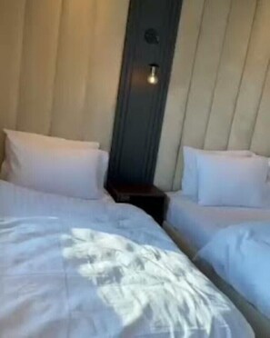 تجهيزات عازلة للصوت ومكواة/لوح كي وواي فاي مجانًا