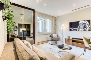 Executive Penthouse, 2 Bedrooms, Kitchen, City View | Executive lounge - MONTAIGNE EXECUTIVE SUITE (Paris)