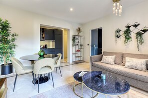 Executive Penthouse, 2 Bedrooms, Kitchen, City View | Living room | 43-inch Smart TV with cable channels, Netflix, streaming services - MONTAIGNE EXECUTIVE SUITE (Paris)